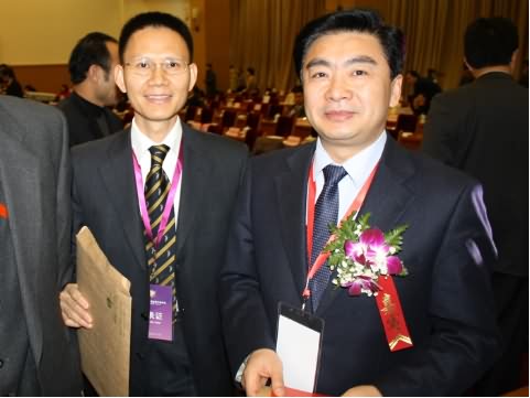 正谷董事长张向东向苏州市委书记王荣(右)赠送蟹券